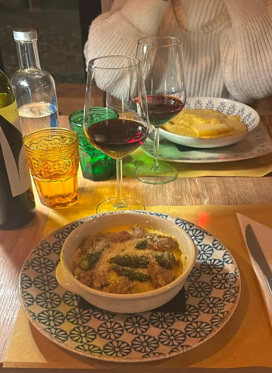 Calici di vino e piatti al Sancarlino