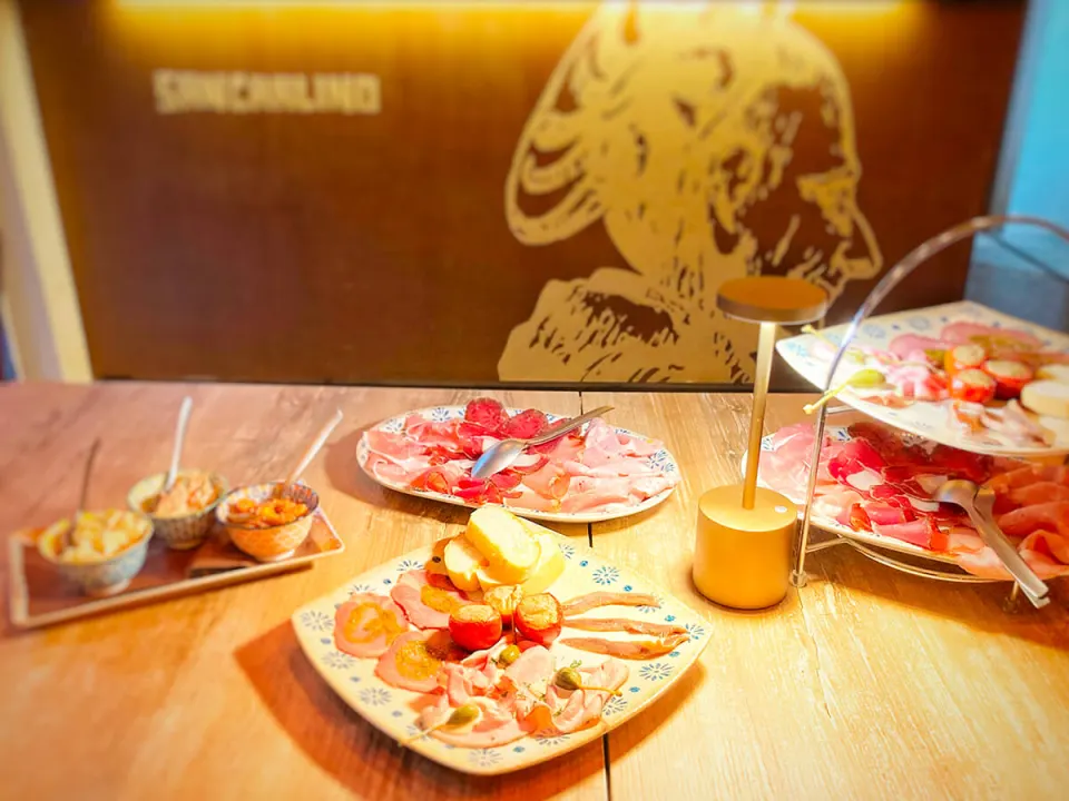 Taglieri di salumi e formaggi sul tavolo del Sancarlino