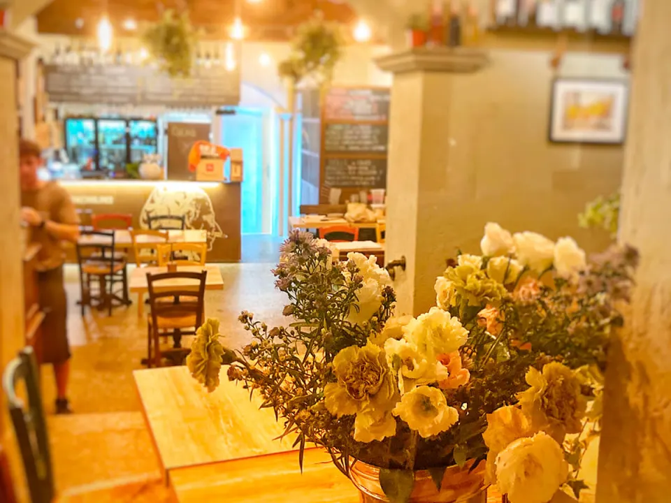 Fiori sul bancone e la sala del Sancarlino